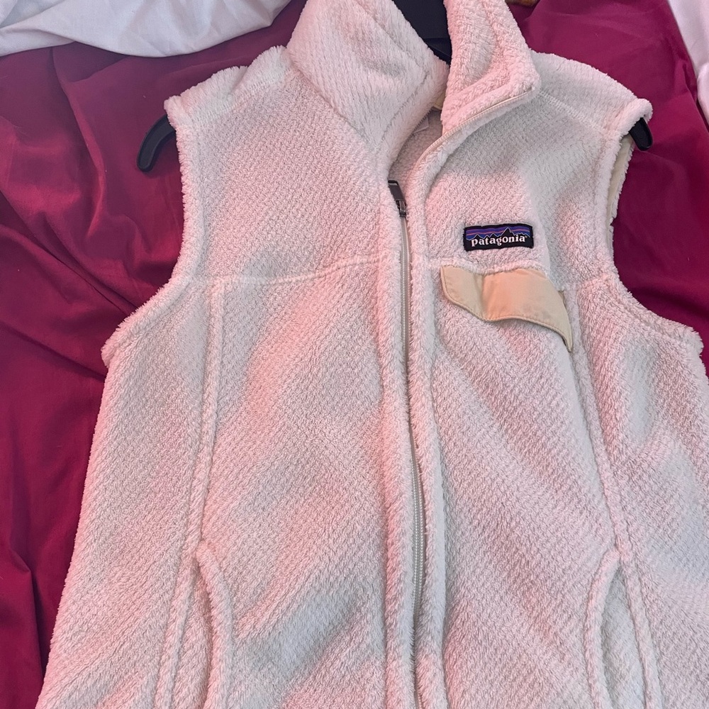 Size small patagonia vest in cream color